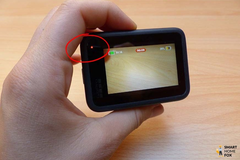 Man sieht die rot-leuchtenden Status-leuchte der GoPro Hero 9.